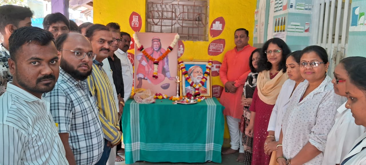 भाजपा भुसावळच्या वतीने संत गाडगेबाबा महाराज जयंतीनिमित्त रूग्णालयात प्रतिमा पूजन आणि फळ वाटप