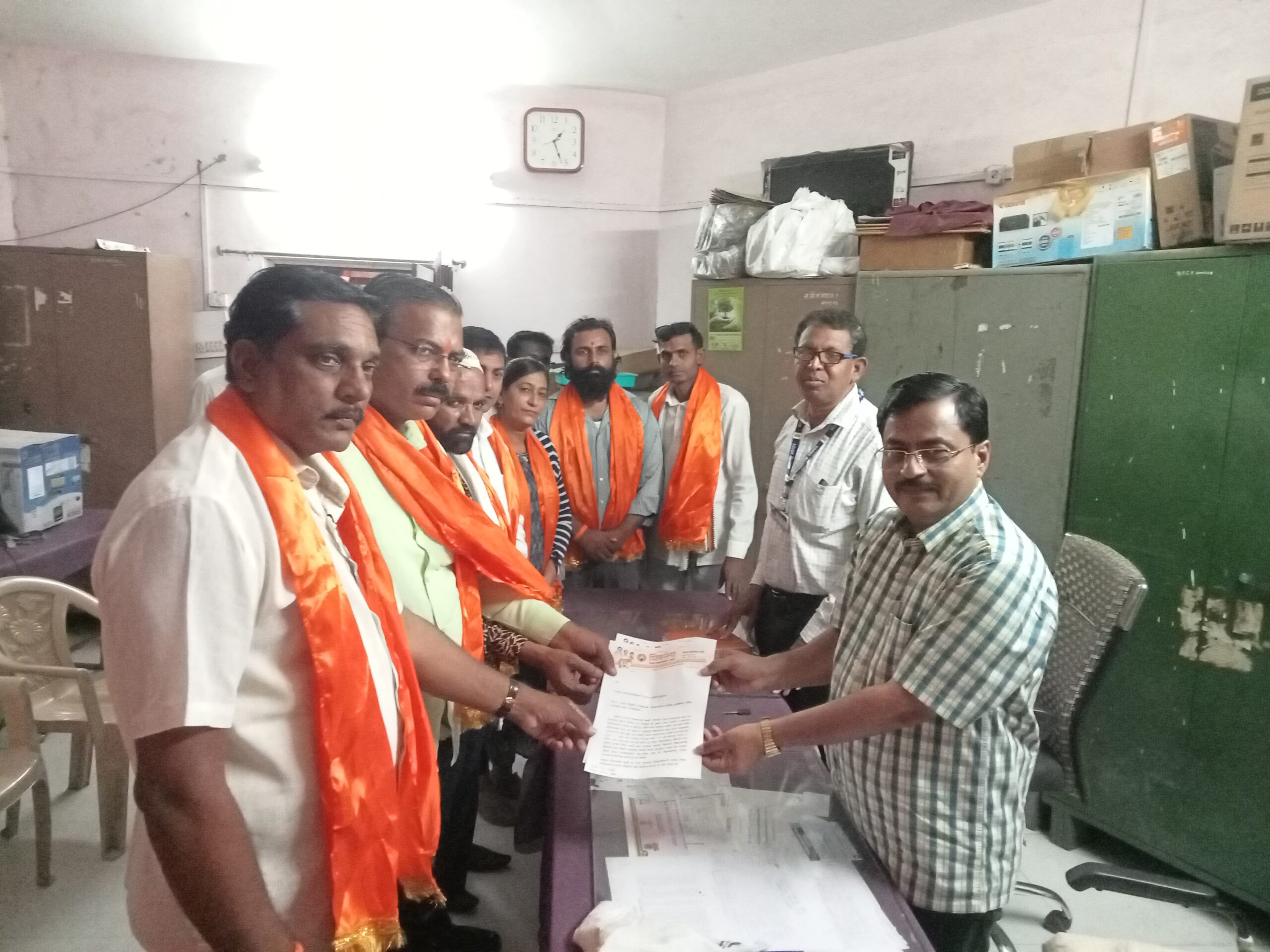 “तिव्र उन्हामुळे विद्यार्थ्यांच्या आरोग्यास धोका! शिवसेना उद्धव बाळासाहेब ठाकरे गटाची शिक्षणाधिकाऱ्यांना परीक्षा लवकर घेण्याची मागणी “