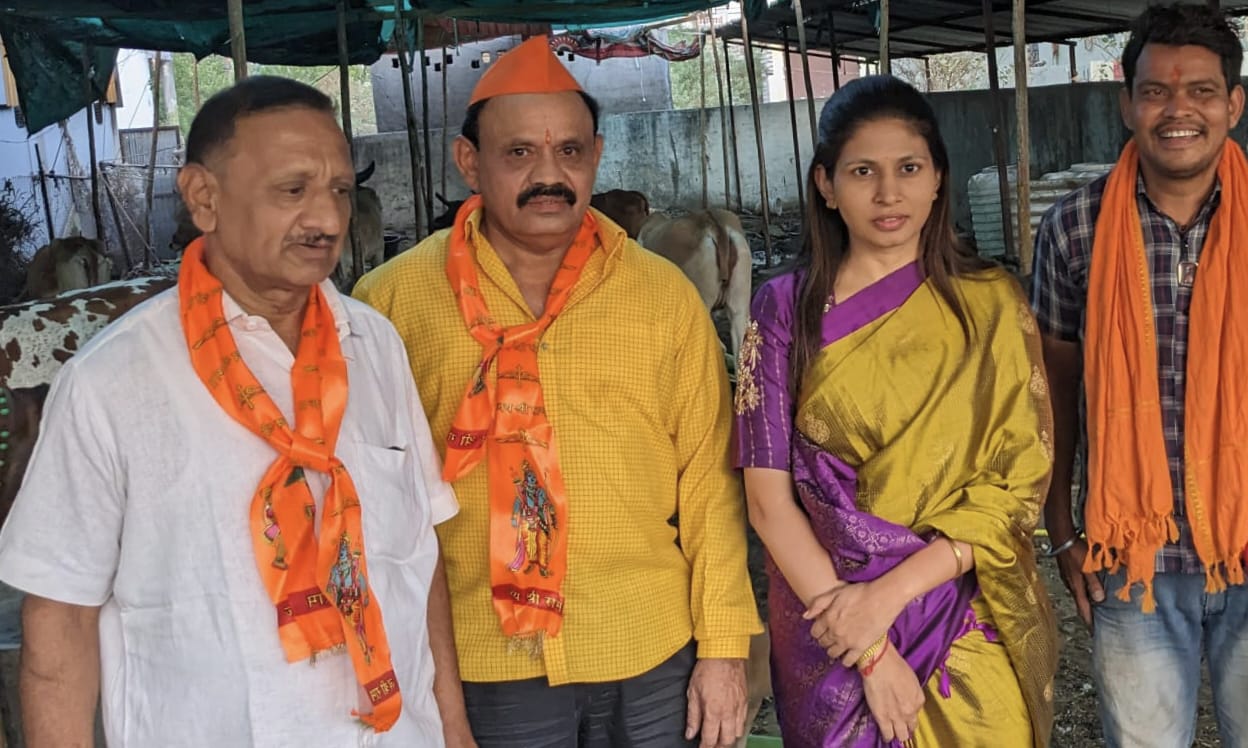 श्रीरामजी नवमीला केंद्रीय क्रीडा व युवक कल्याण राज्यमंत्री रक्षाताई खडसेंची गोमाता सेवा केंद्राला भेट गोरक्षकांमध्ये आनंदोत्सव