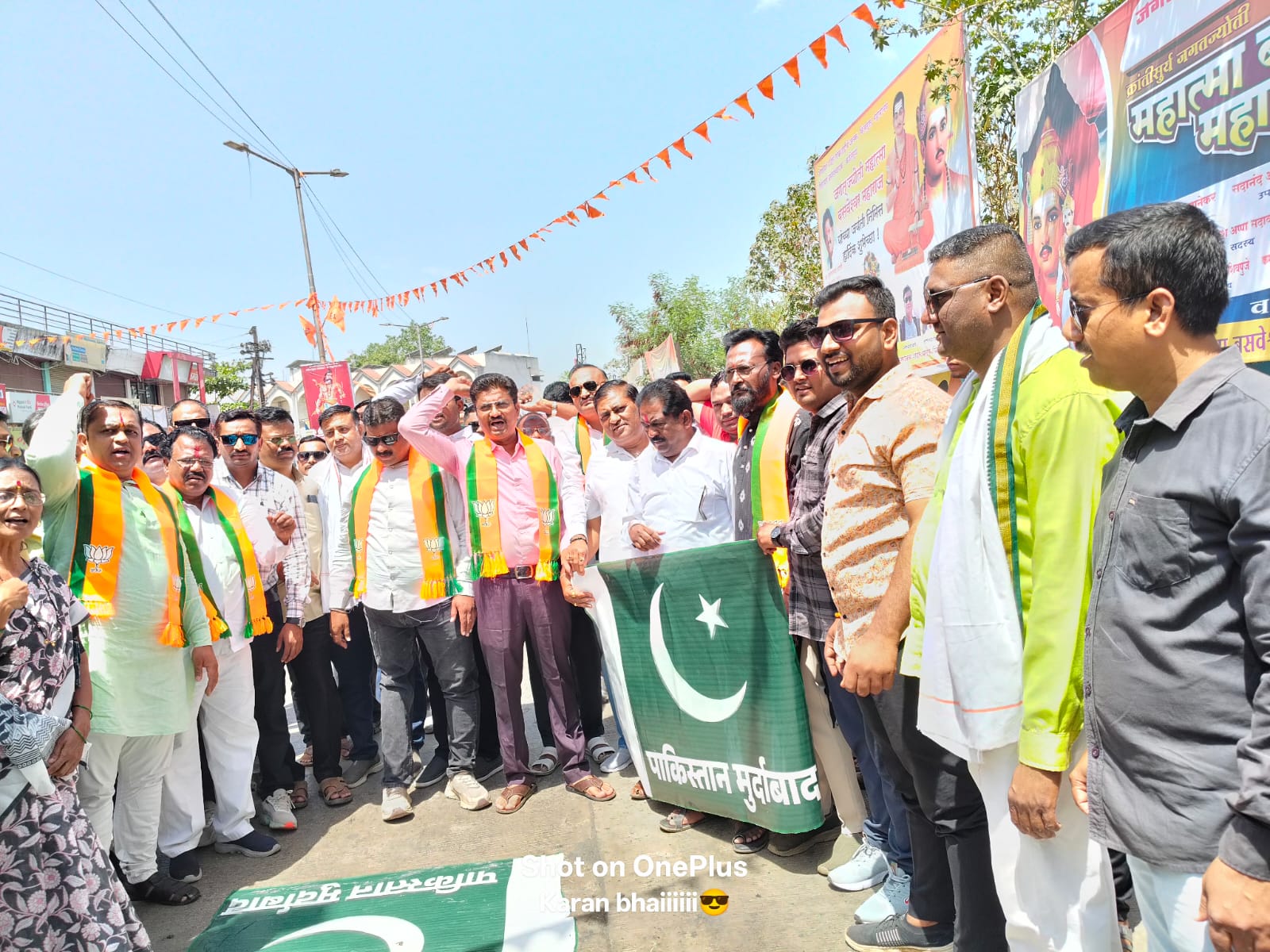 पाक झेंड्याची विटंबना करीत भुसावळ भाजपाचा निषेधात्मक आवेश