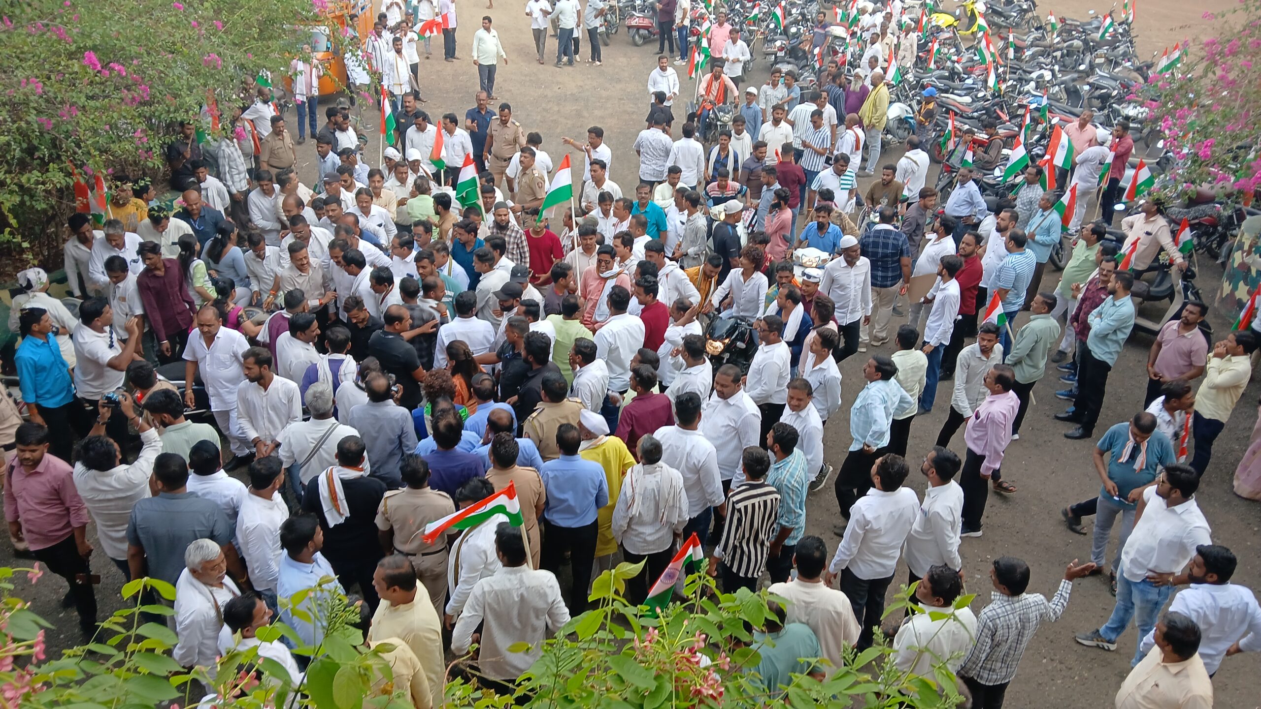 बियाणी मिलिटरी स्कूल येथे देशभक्त बांधवांची प्रचंड प्रमाणात गर्दी