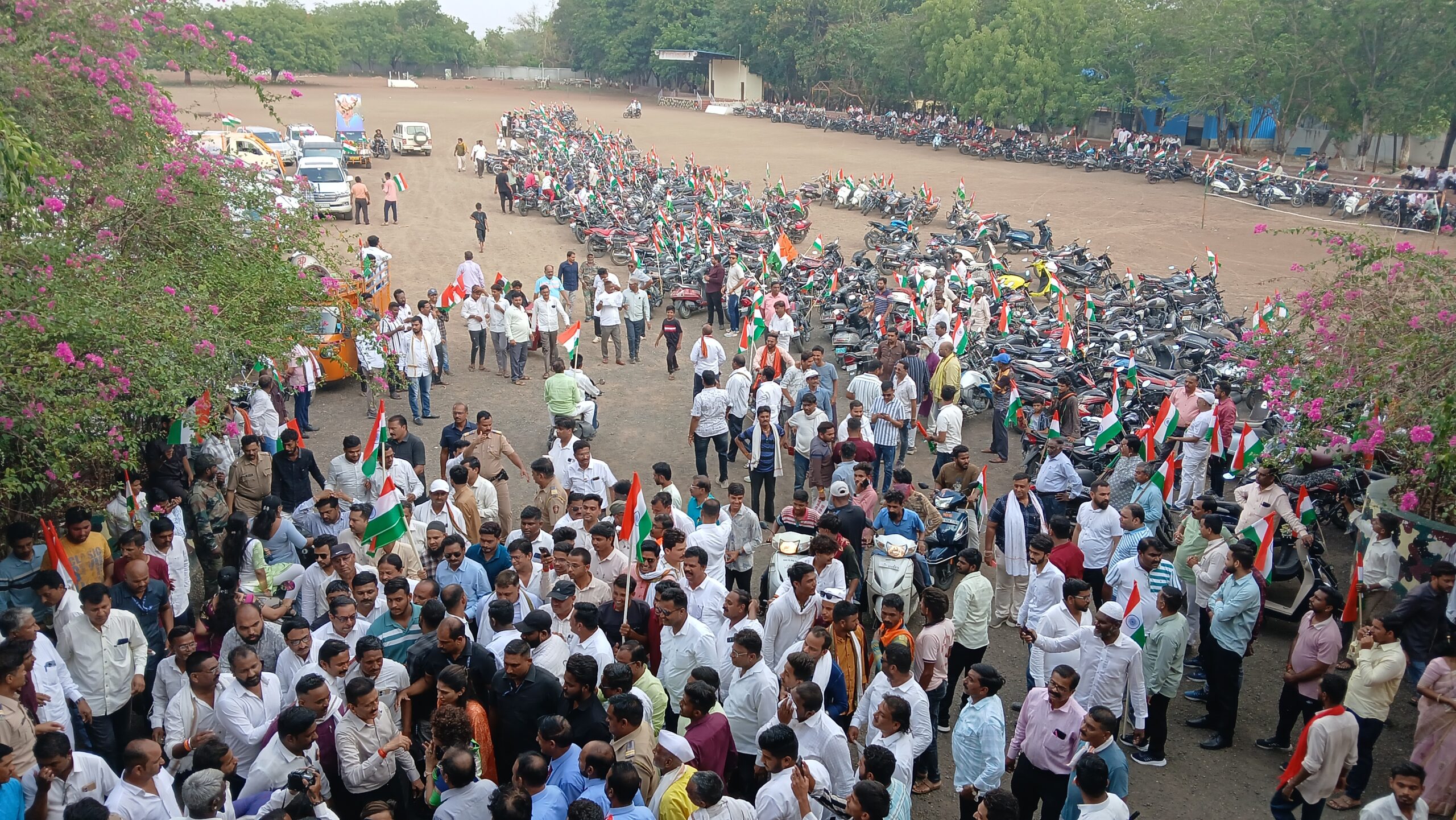 बियाणी मिलिटरी स्कूल येथे देशभक्त बांधवांची प्रचंड प्रमाणात गर्दी