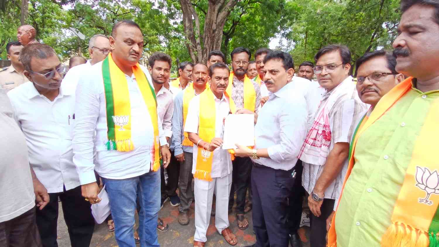 वाल्मीक नगर, रमाबाई आंबेडकर नगर व अण्णाभाऊ साठे नगरमधील विजेच्या समस्या सोडवण्यासाठी ना. संजयभाऊ सावकारे यांना मागणी