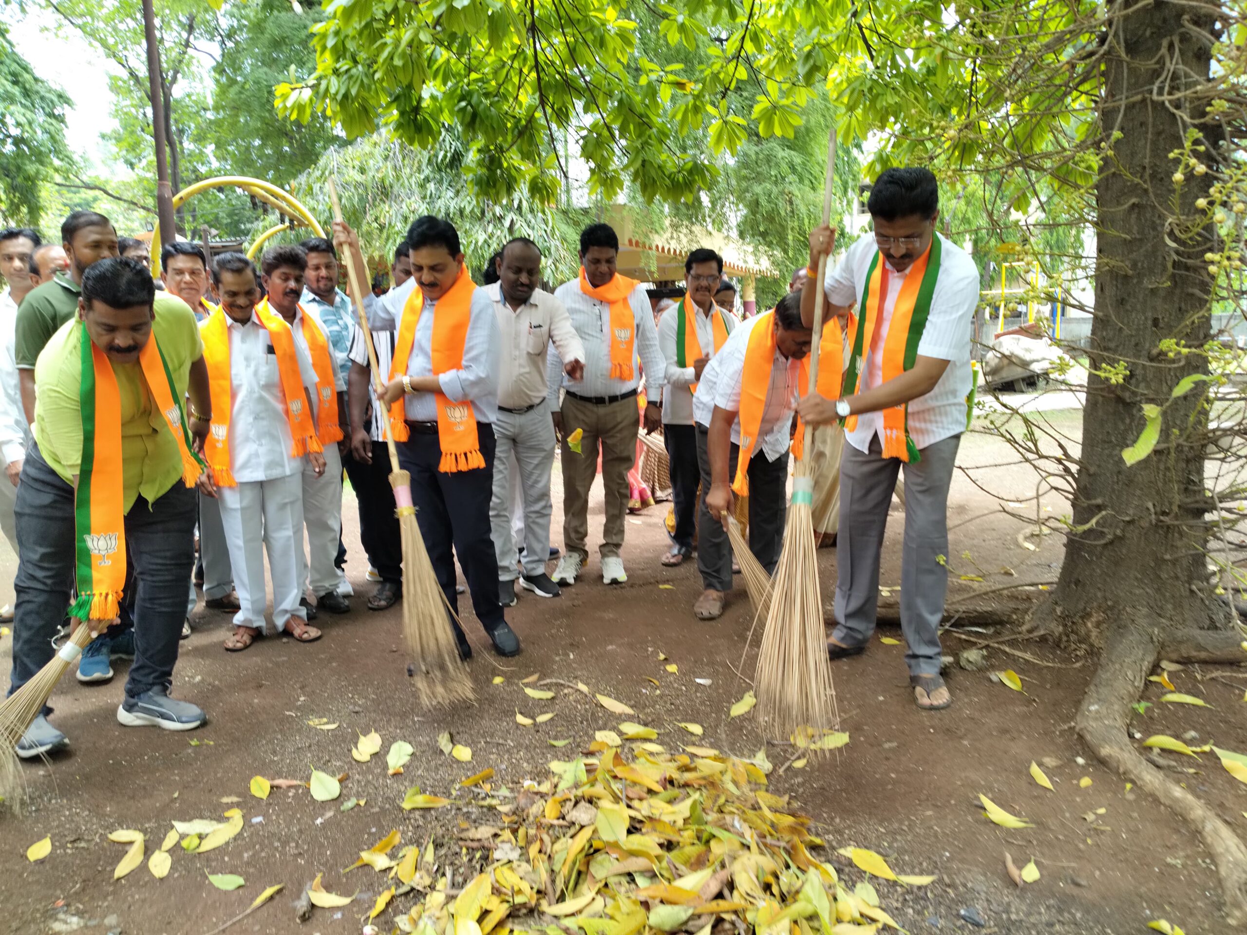 राजमाता अहिल्यादेवी होळकर यांच्या त्रिशताब्दी निमित्त नर्मदेश्वर मंदिरात वस्त्रोद्योग मंत्री नामदार संजयभाऊ सावकारे यांच्या उपस्थितीत भाजपाचे स्वच्छता अभियान