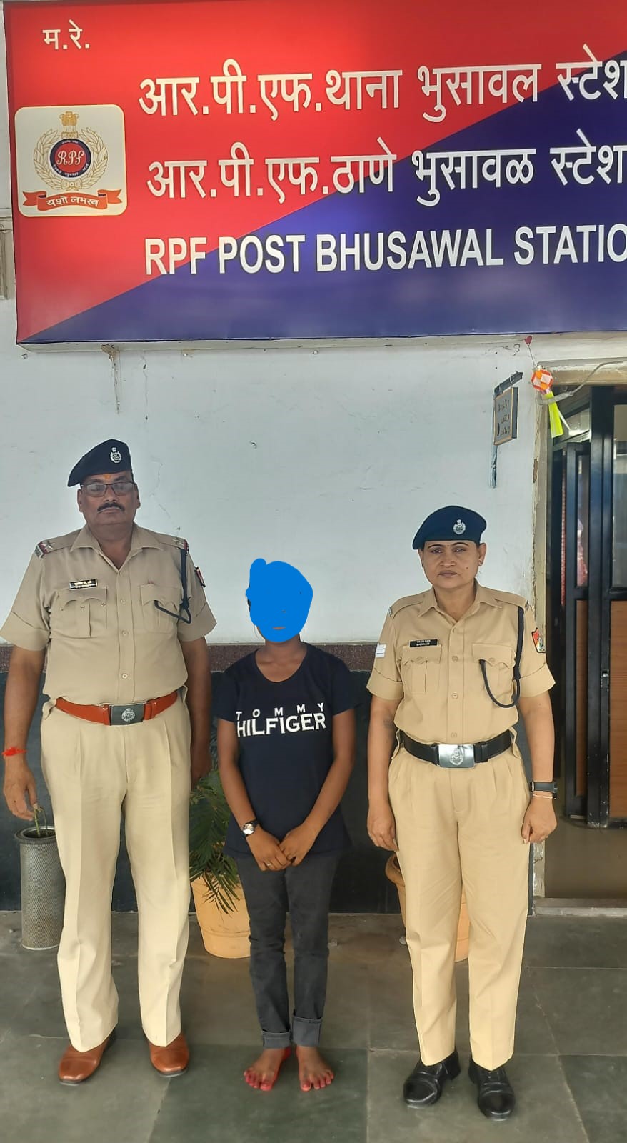 ‘नन्हे फरिश्ते’ मोहिमेतून एक नाबालिग मुलगी वाचवली – भुसावळ रेल्वे  विभागाची तत्परता!