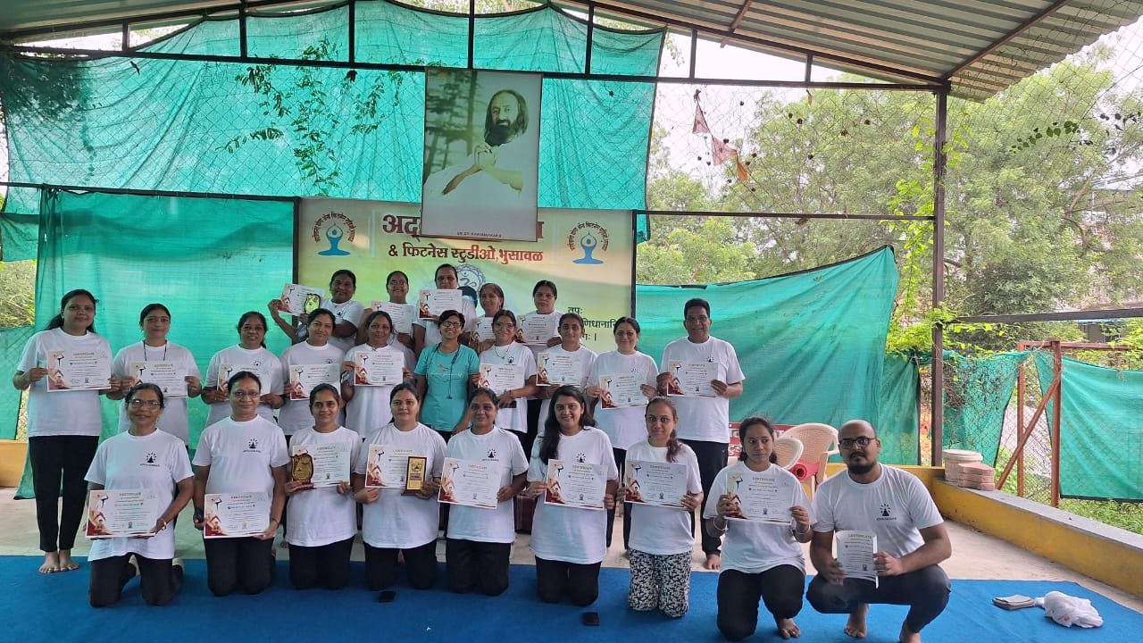 अद्वैतानंद स्टुडिओत योगप्रेमींचा सन्मान प्रमाणपत्रांचे वितरण साधकांना मिळाली प्रेरणा
