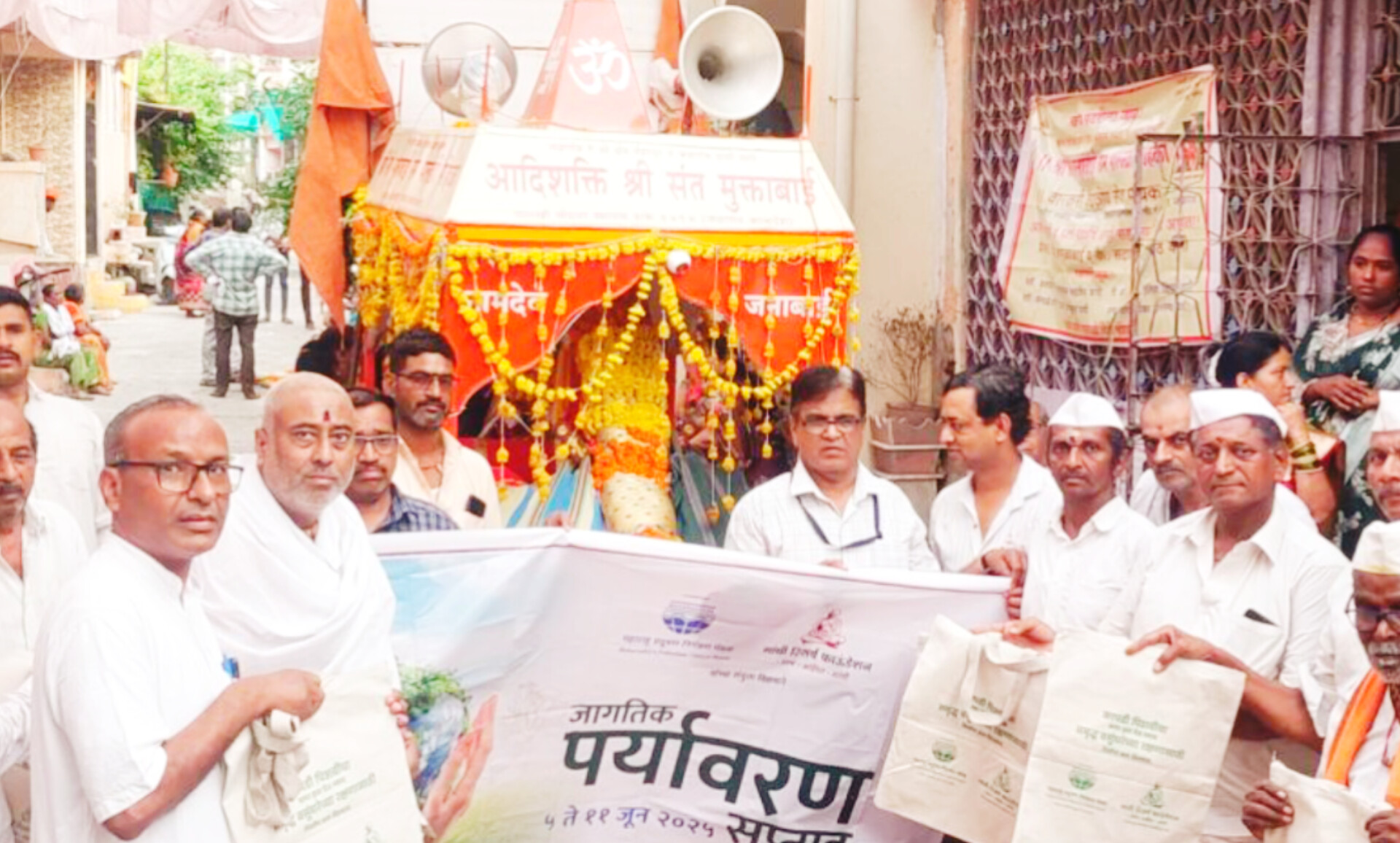 श्री संत मुक्ताबाई राम पालखी सोहळ्यात पर्यावरणपूरक पुढाकार — कापडी पिशव्यांचे वाटप