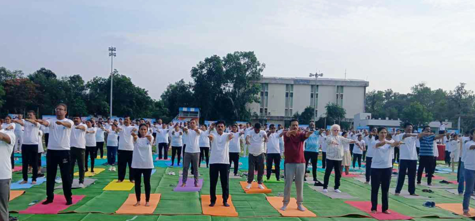 रेल्वे क्रीडांगणावर हजारो नागरिकांनी केला केंद्रीय , राज्यमंत्री व  इतर अधिकारी वर्गासोबत सामूहिक योगाभ्यास