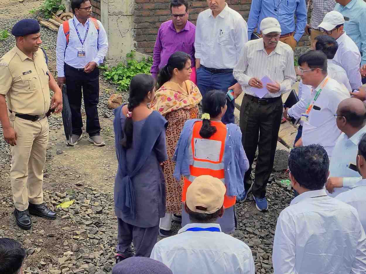 DRM भुसावळ यांचा पारस स्थानक दौरा – विकासकामांचा घेतला आढावा