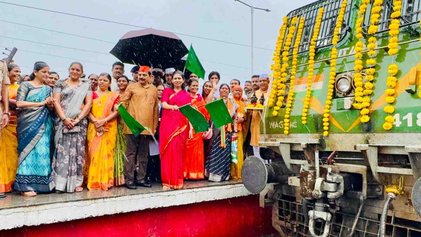 भुसावळ-पंढरपूर आषाढी विशेष गाडीला केंद्रीय मंत्री रक्षा खडसे , वस्त्रोद्योग मंत्री संजय सावकारे यांच्या हस्ते हिरवा झेंडा
