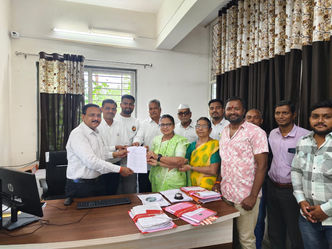 क्रीडा संकुलनास सरदार पटेल यांचे नाव द्या— लेवा समाजाची मागणी  मुख्यमंत्र्यांना प्रांत अधिकारी कार्यालयाच्या माध्यमातून पाठविले निवेदन