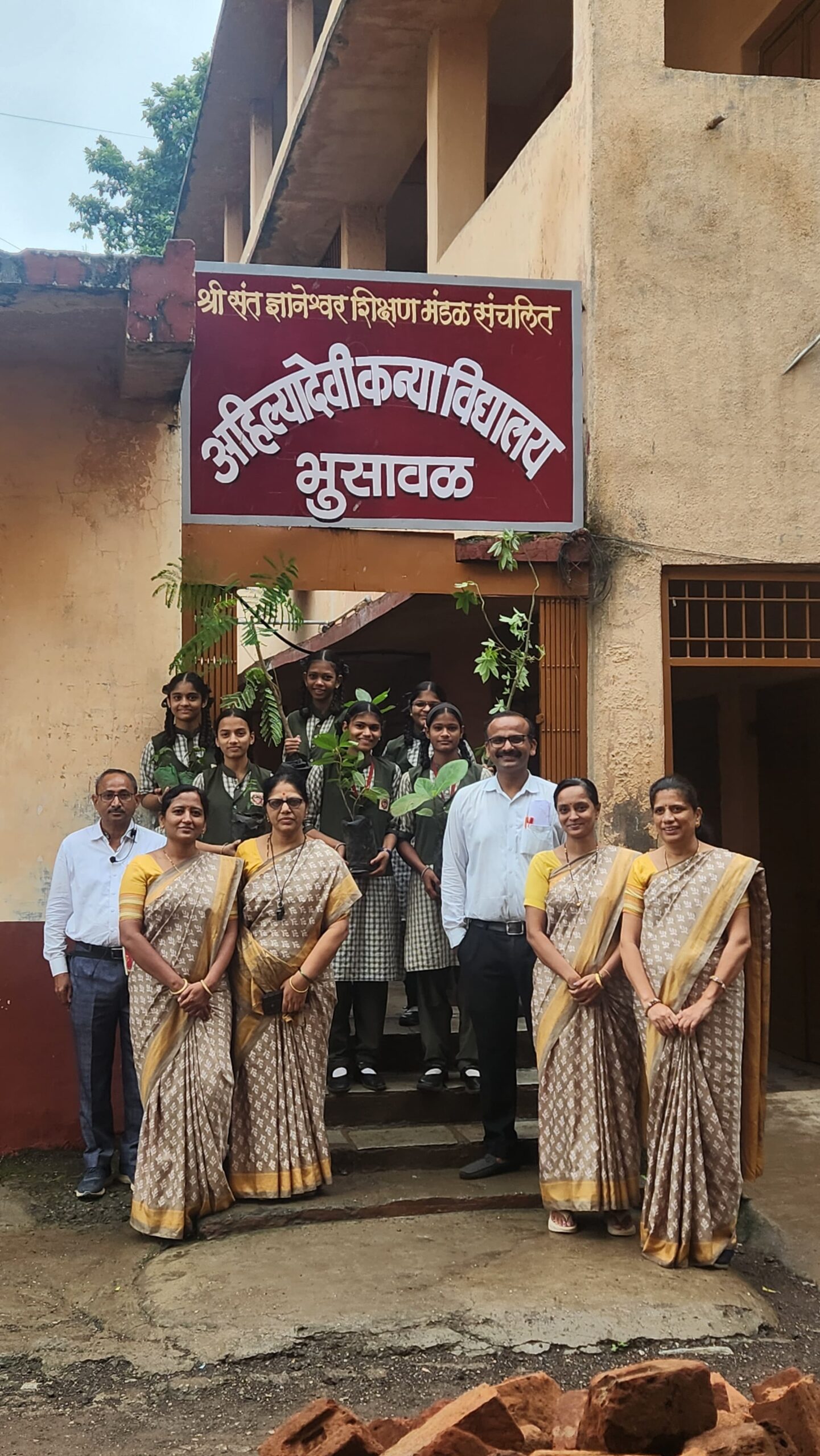 एक पेड मा के नाम या उपक्रमांतर्गत अहिल्यादेवी कन्या विद्यालयातील नऊशे विद्यार्थ्यांनी केला वृक्ष लागवडीचा संकल्प