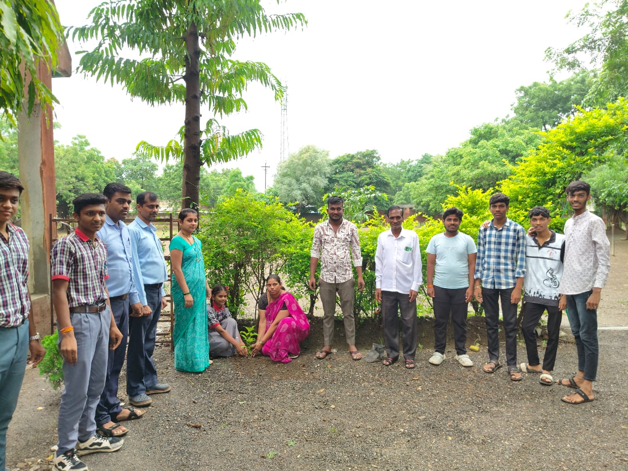 वृक्षसंवर्धनाचा आदर्श समोर ठेऊन वाढदिवस साजरा: विजय नारायण कोळींच्या संकल्पनेतून साकरीत जनता हायस्कूलमध्ये वृक्षारोपण