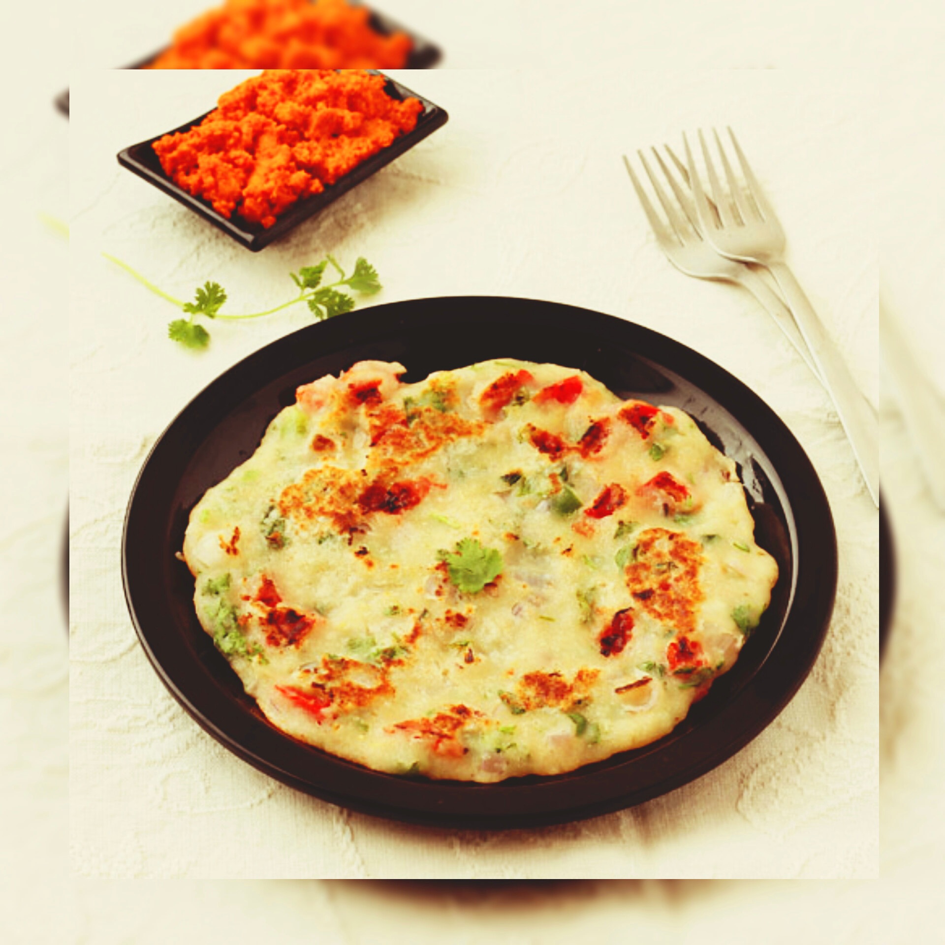 सकाळच्या नाश्त्यासाठी हेल्दी आणि टेस्टी पर्याय – रवा उत्तपम पनीरसोबत