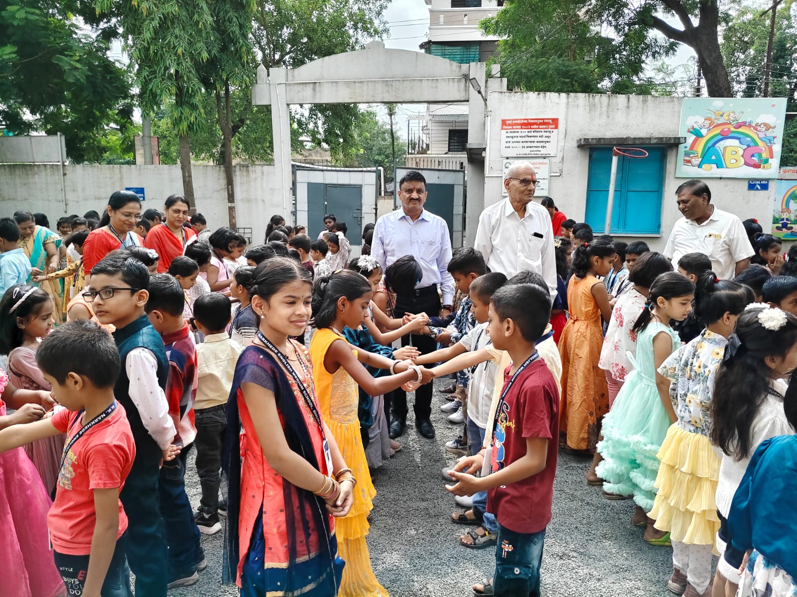 एन.के.नारखेडे इंग्लिश मिडीयम स्कूलमध्ये रक्षाबंधन व संस्कृत दिन उत्साहात साजरा
