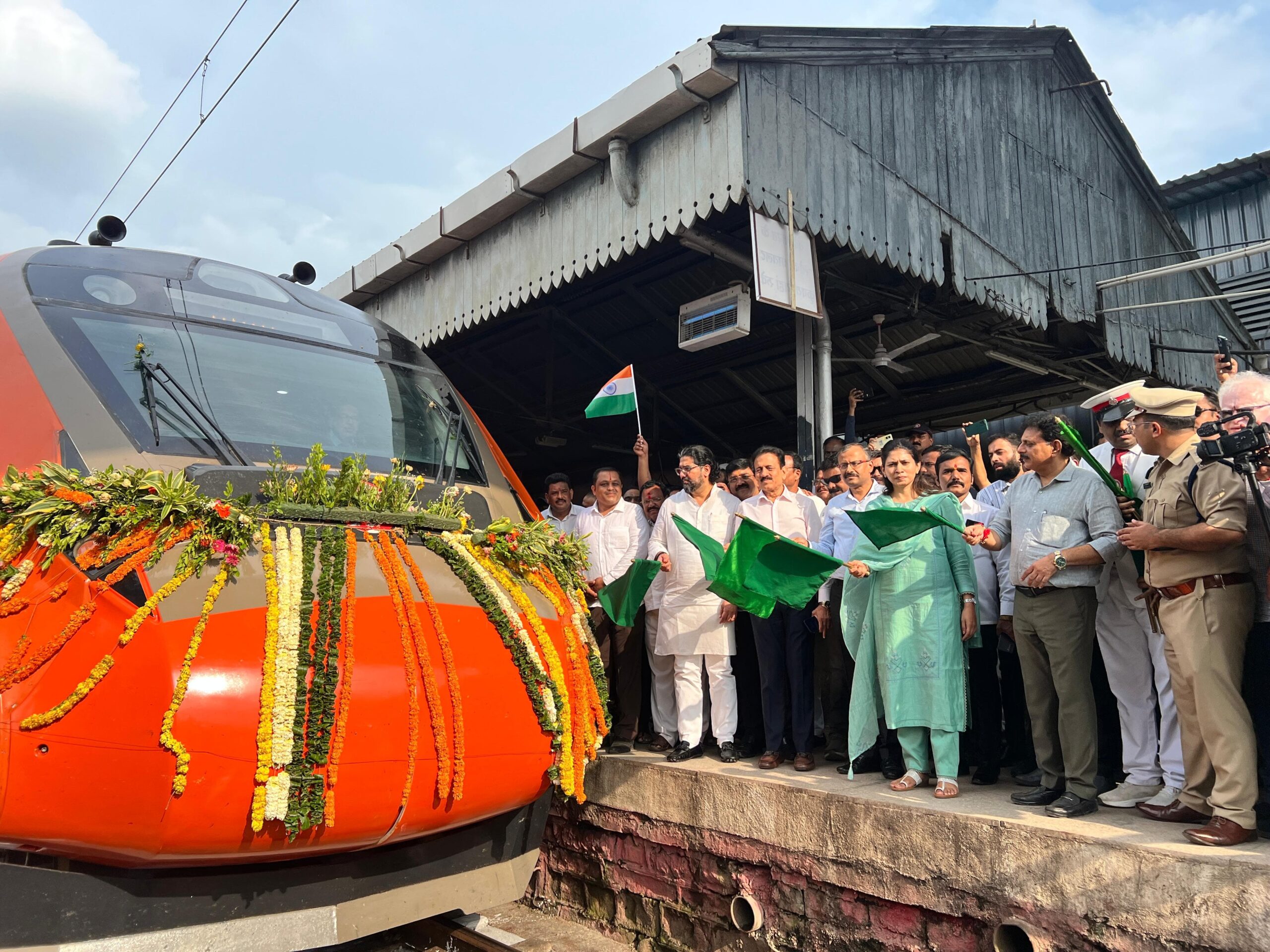 नवीन ३ वंदे भारत एक्स्प्रेसना पंतप्रधान मोदींकडून हिरवा झेंडा