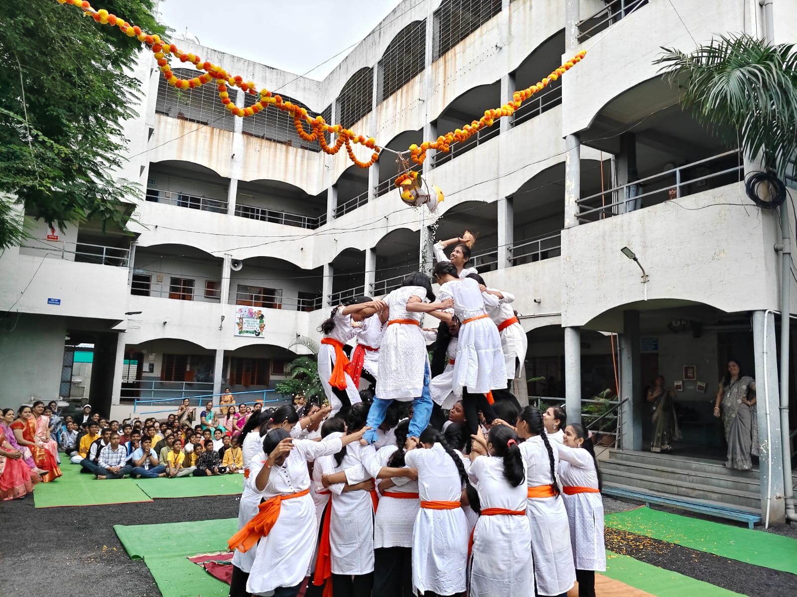 एन.के. नारखेडे इंग्लिश मिडीयम स्कूलमध्ये ‘गोपाळकाला’ उत्साहात साजरा