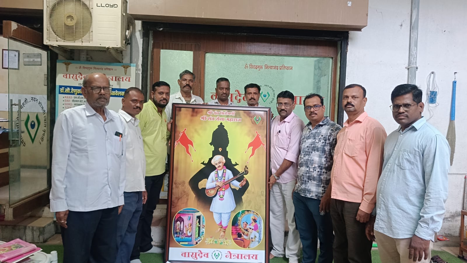 ओम सिद्धगुरु नित्यानंद प्रतिष्ठान तर्फे नाभिक समाज मंडळाला संत सेना महाराज यांची प्रतिमा भेट